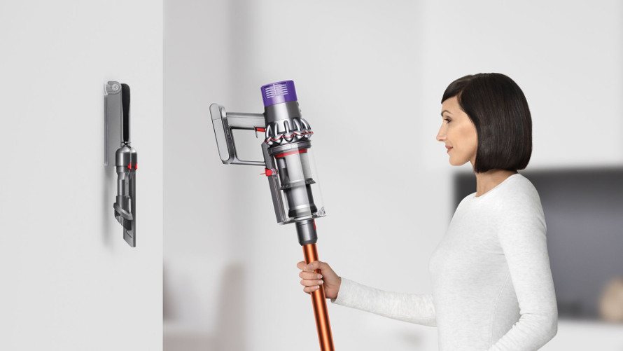 Dyson V10 Absolute – uloženie do držiaka na stenu