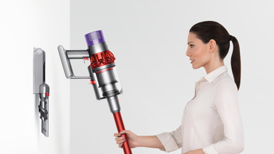 Dyson V10 Motorhead – uloženie do držiaka na stenu