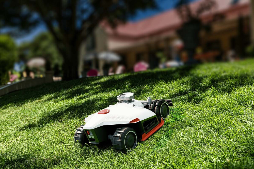 Robotická kosačka Mammotion LUBA 2 AWD 5000x - Pohon 4x4 pre extrémne svahy