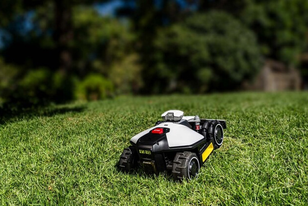 Robotická kosačka Mammotion LUBA mini AWD 800 - Pohon 4x4 pre extrémne svahy