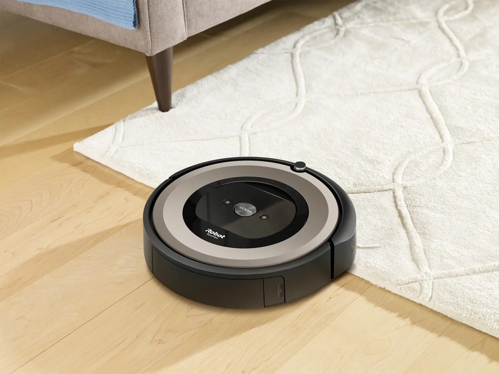 iRobot Roomba e6 automatické parkovanie a dobíjanie